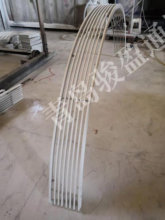 弧形风口产品展示-流线型设计的中央空调出风口